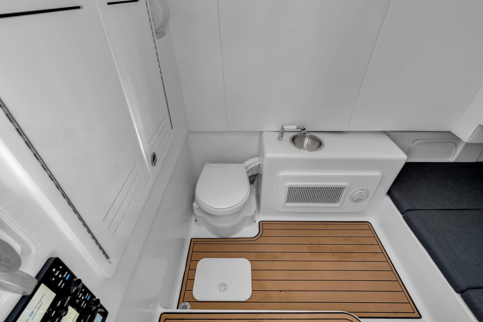2026 Front Runner 39 Center Console