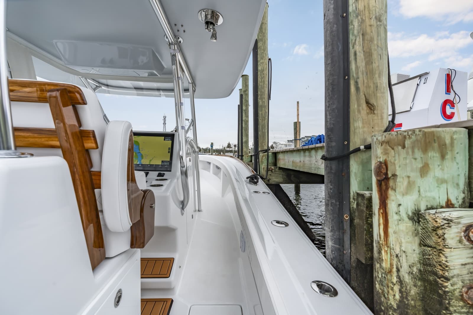 2026 Front Runner 39 Center Console