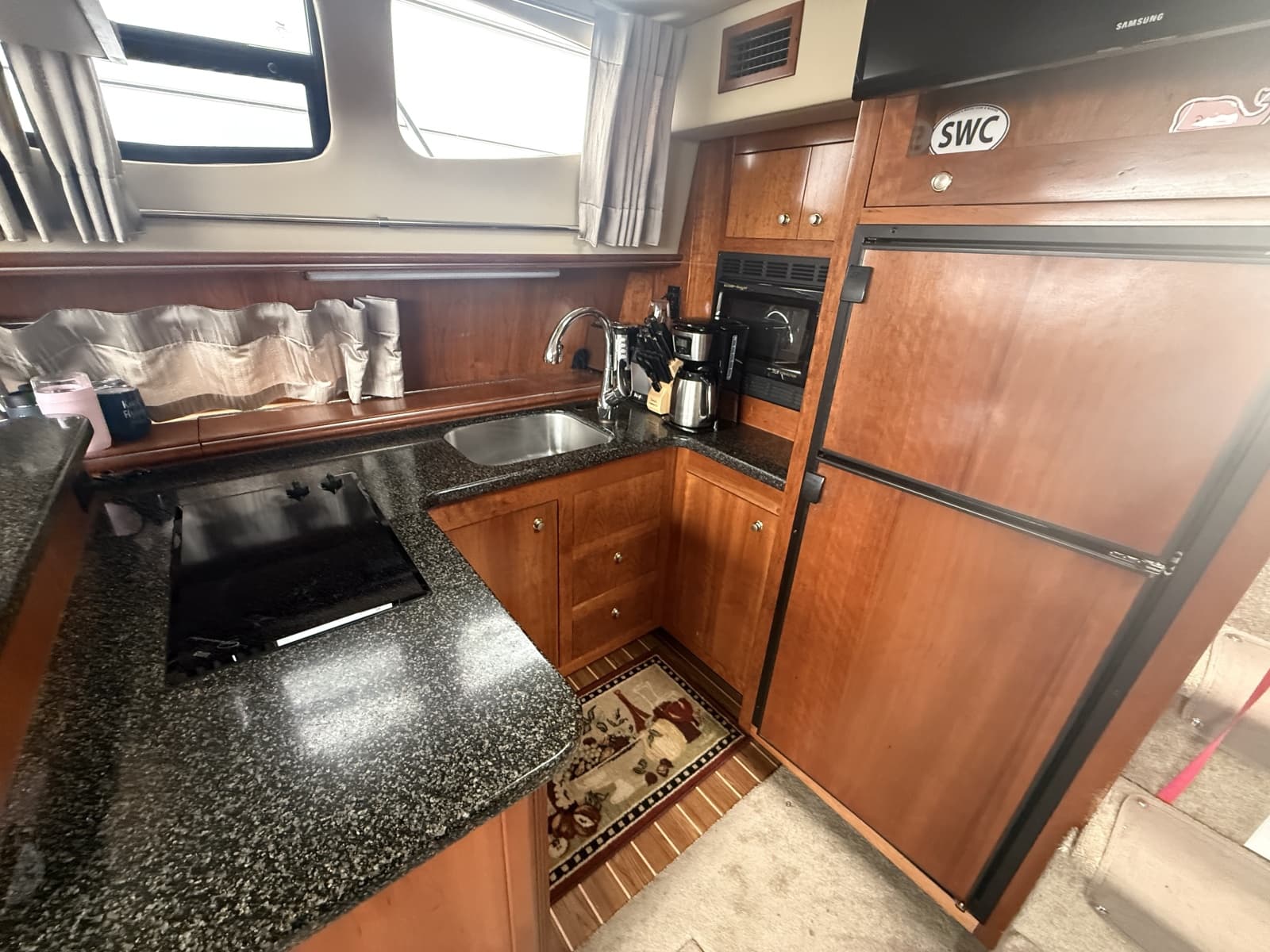 2005 Cruisers Yachts 405 Motor Yacht