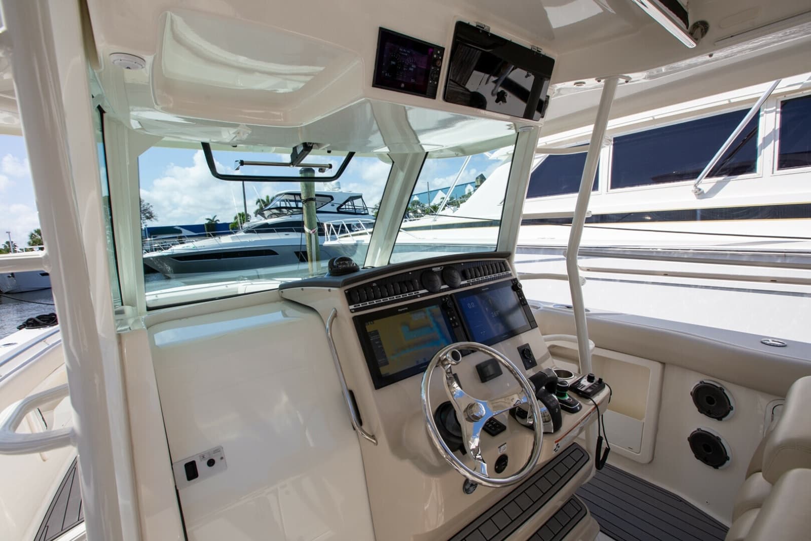 2019 Boston Whaler 380 Outrage