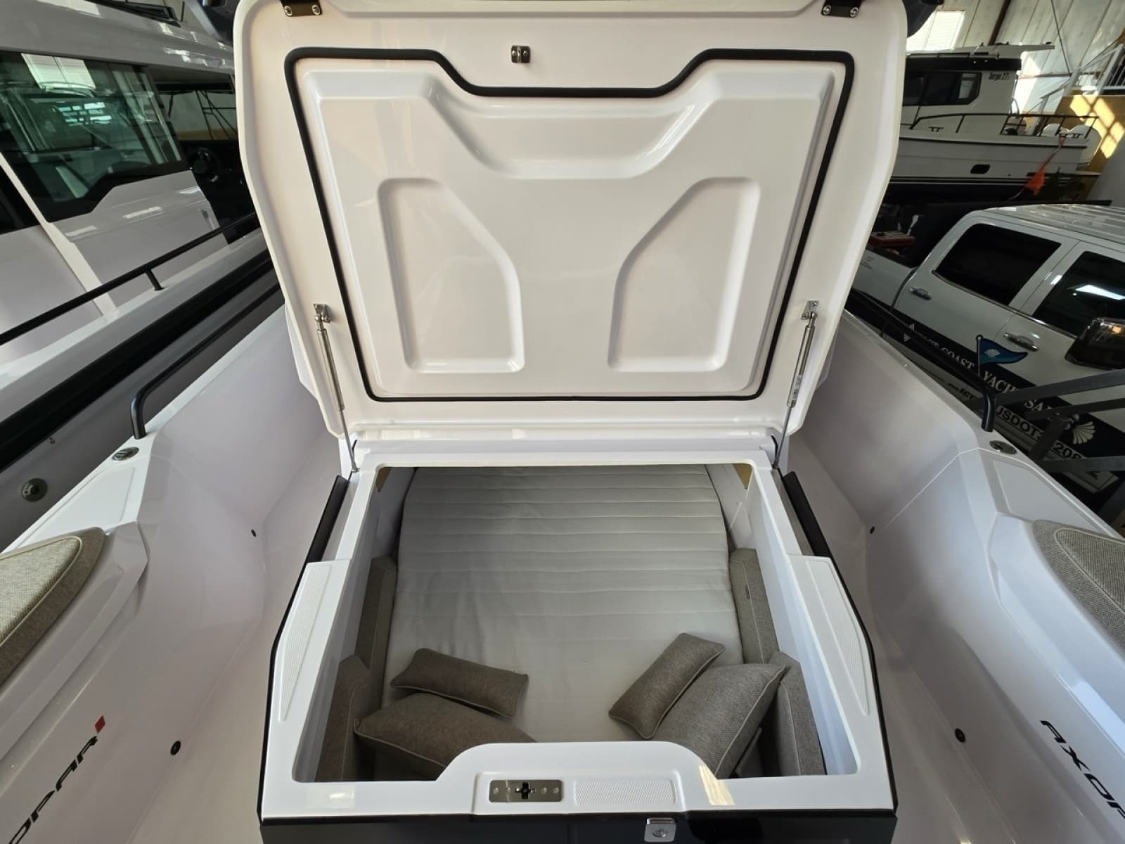 2027 Axopar Cross Cabin