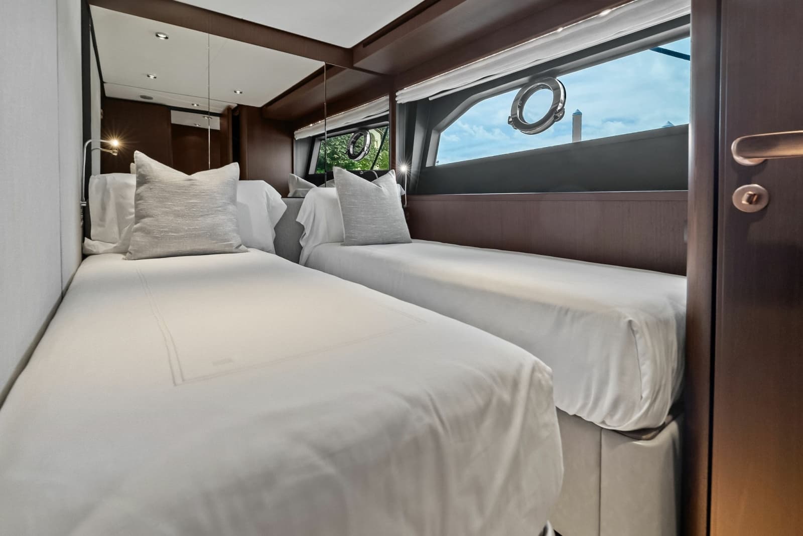 2023 Ferretti Yachts 860
