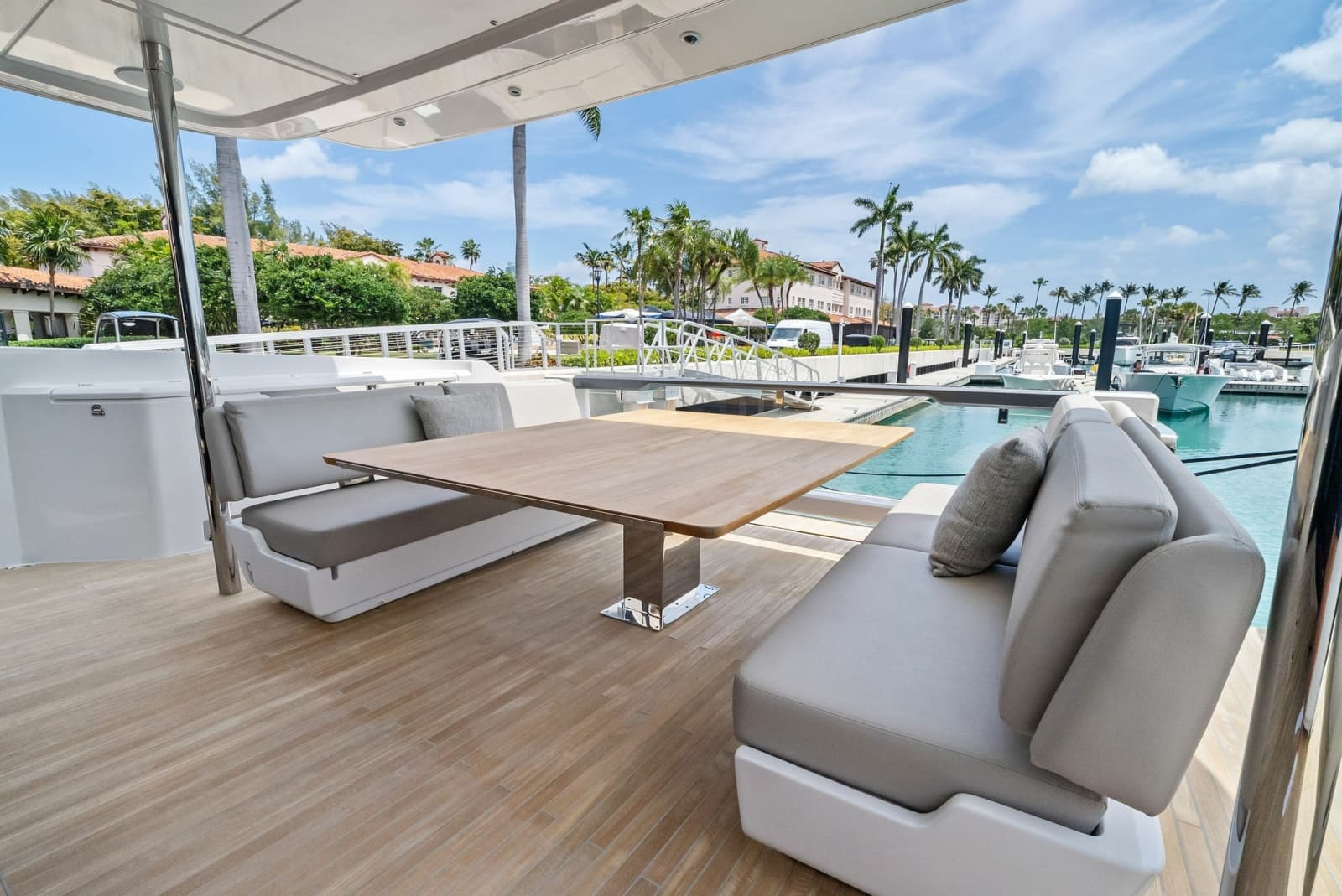 2023 Ferretti Yachts 860