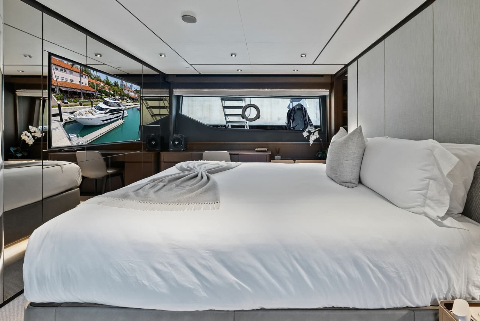 2023 Ferretti Yachts 860