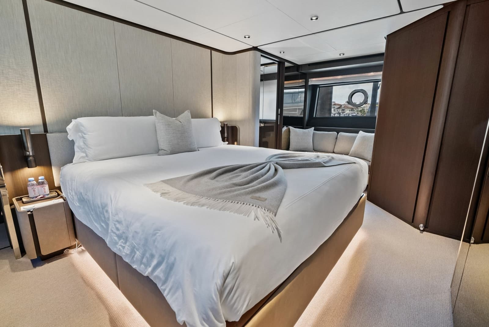2023 Ferretti Yachts 860