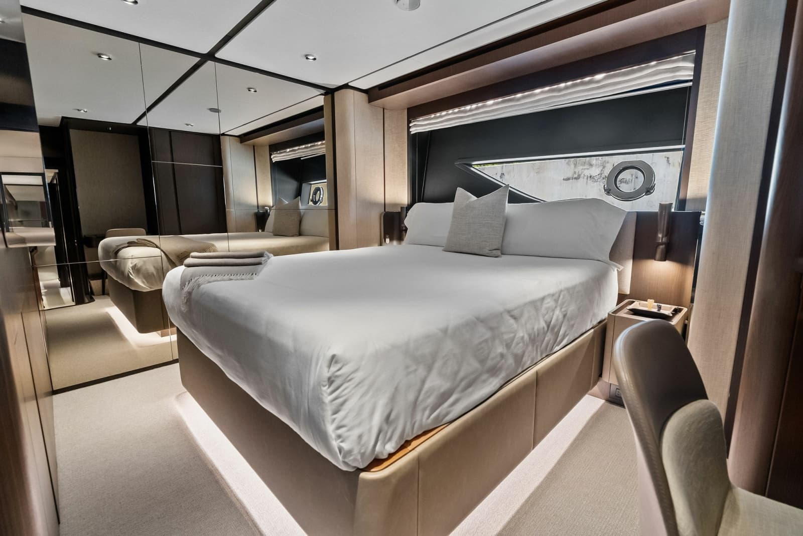 2023 Ferretti Yachts 860