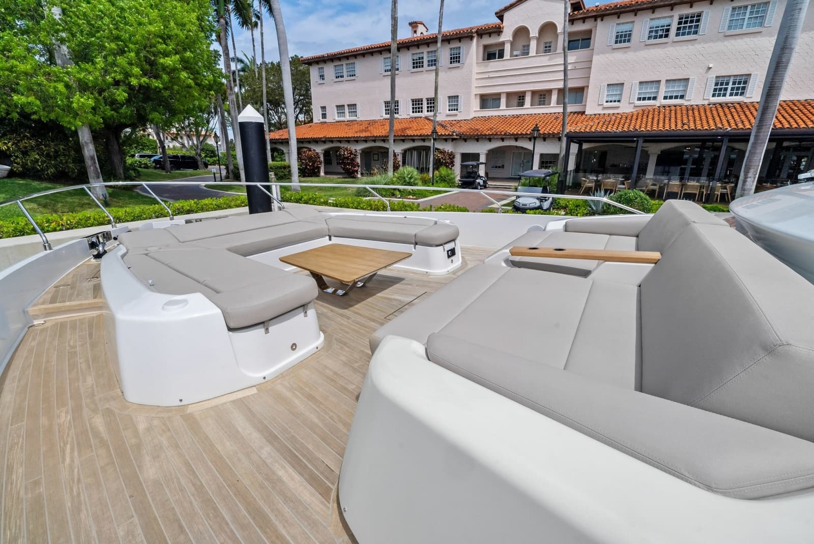 2023 Ferretti Yachts 860