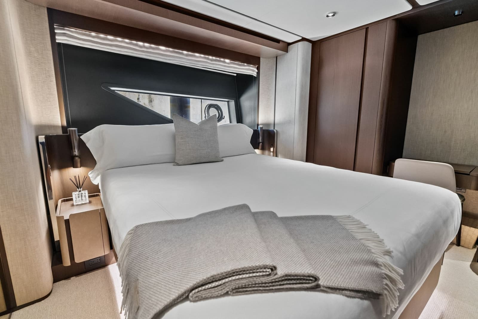 2023 Ferretti Yachts 860