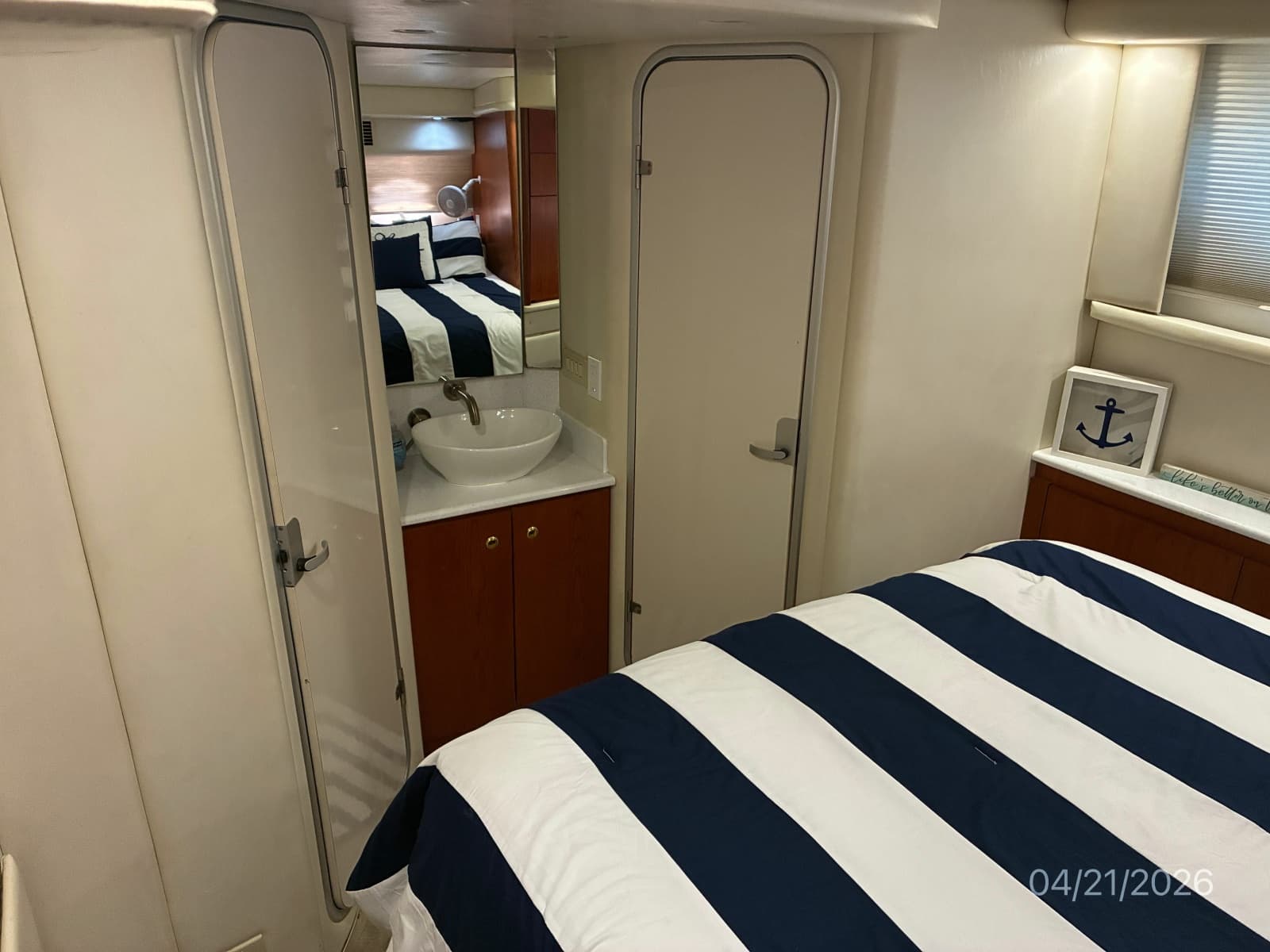 41' Maxum Master Stateroom
