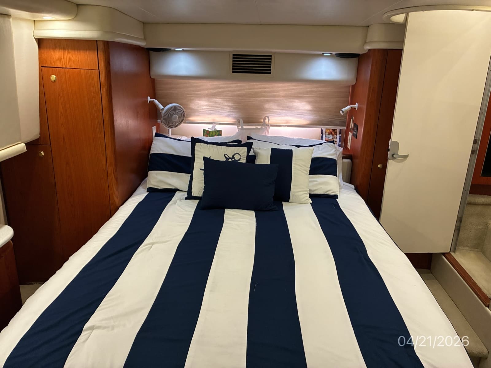 41' Maxum Master Stateroom Berth
