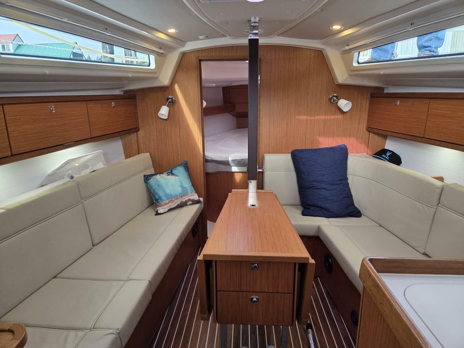 Bavaria Cruiser 34 salon looking forward