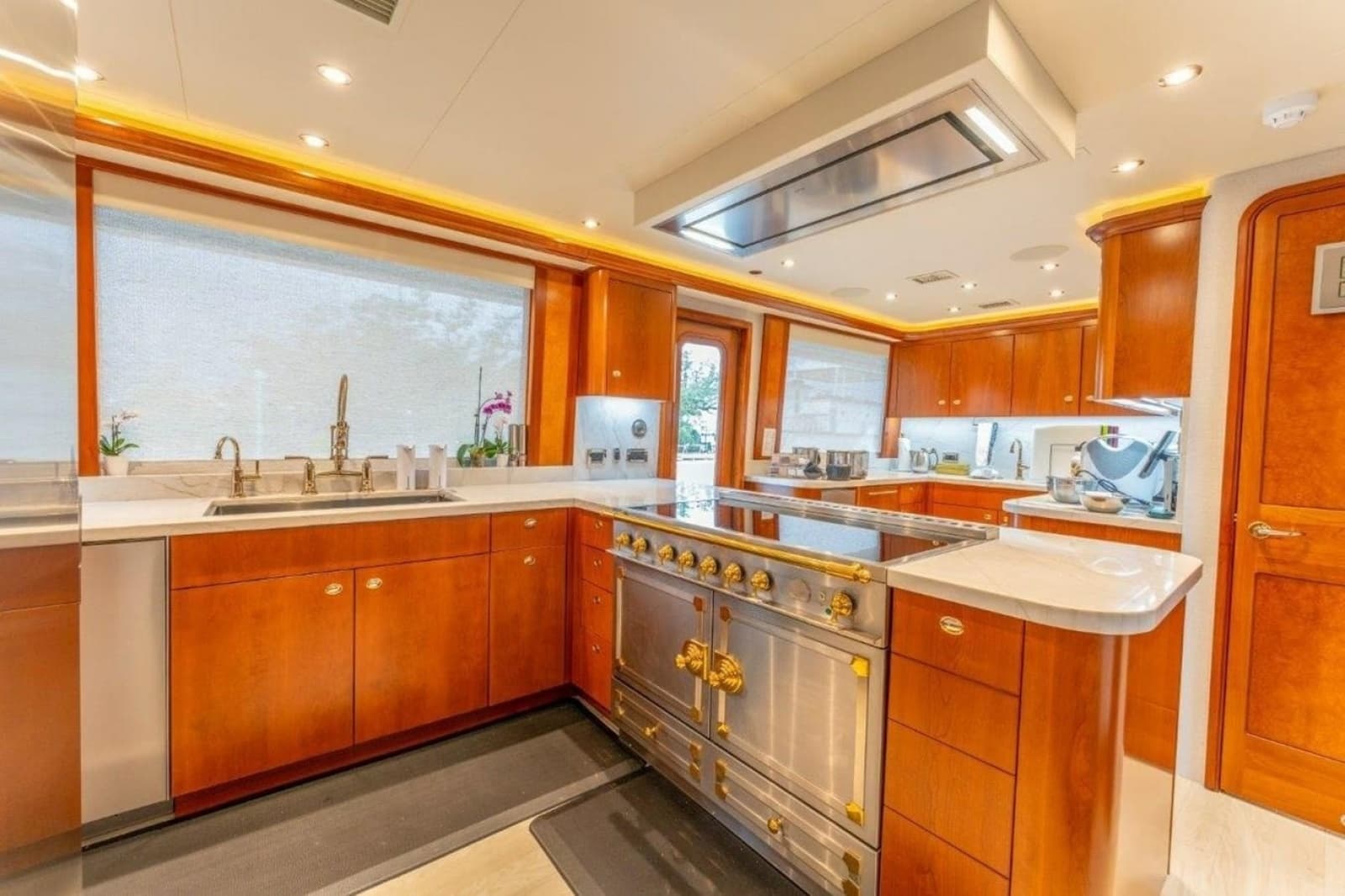 2006 Westport 130 Motoryacht