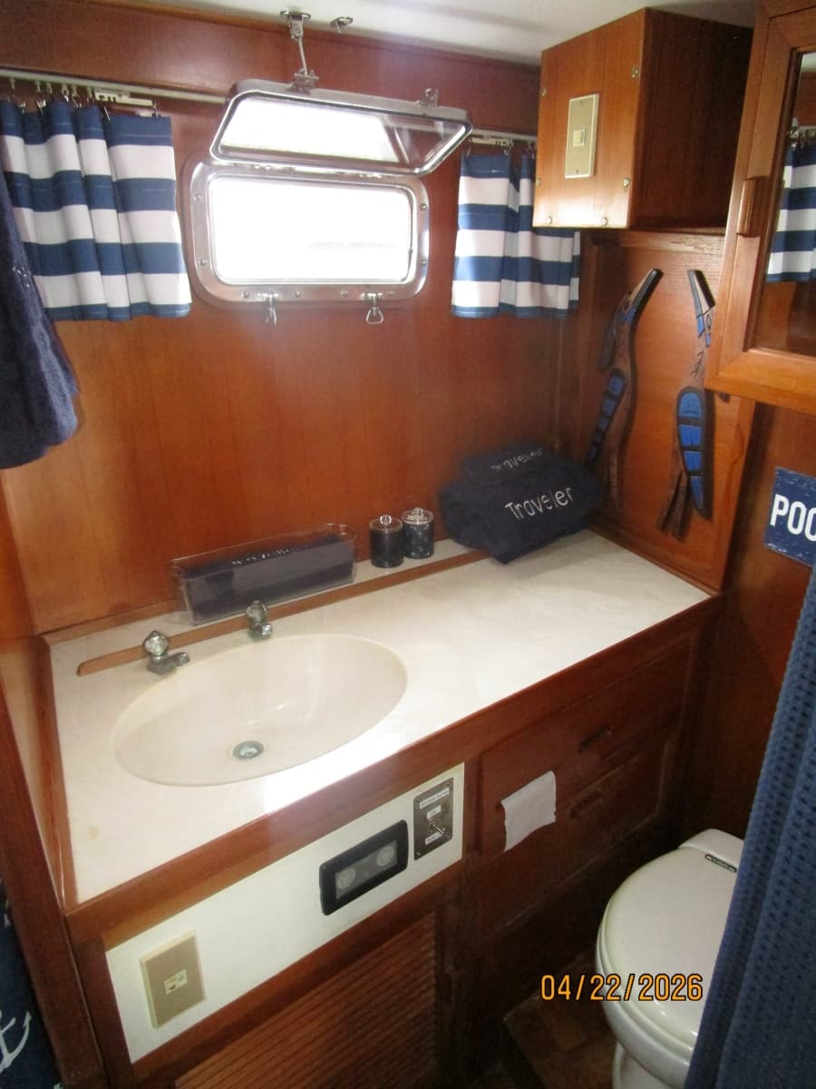 49' DeFever master stateroom head