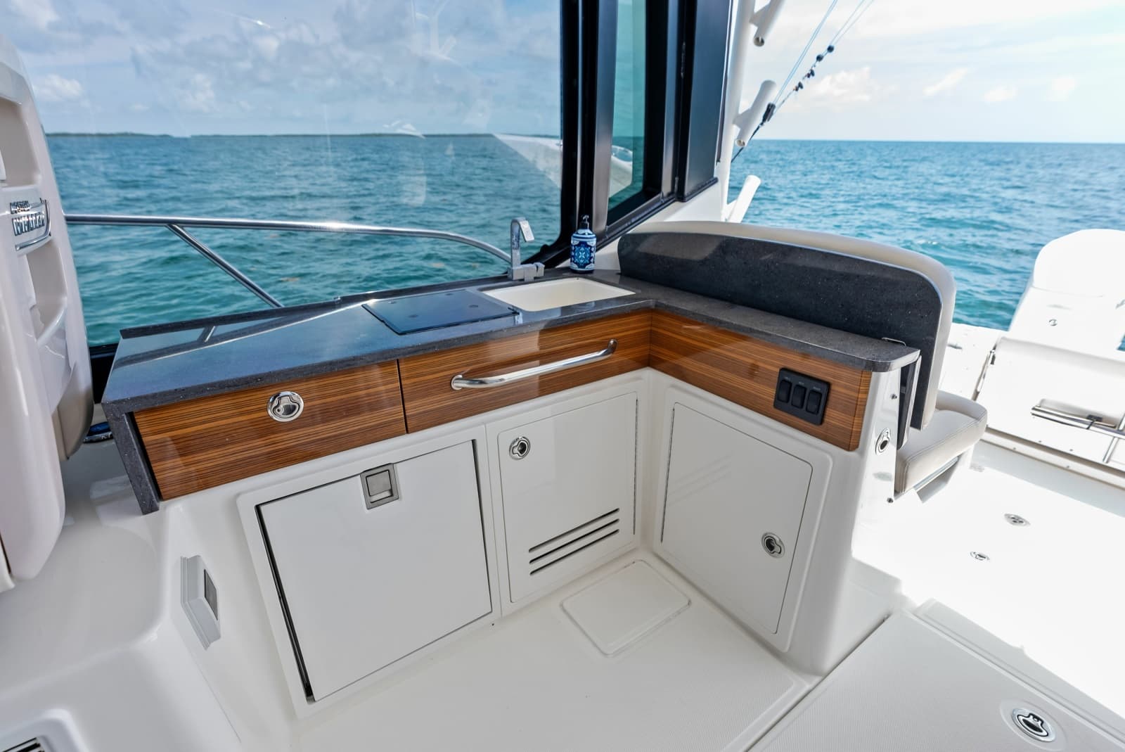 2023 Boston Whaler 405 Conquest