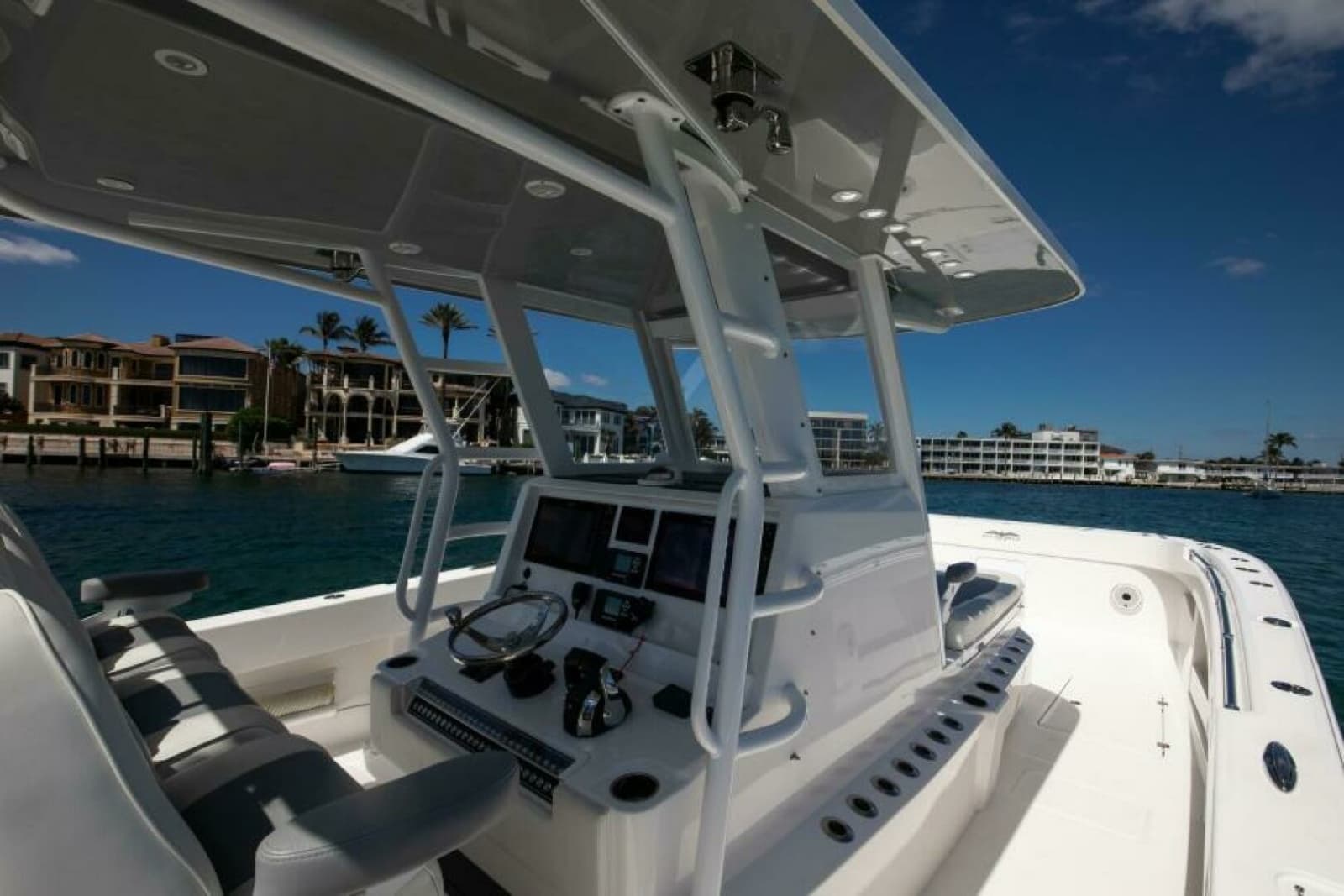 Invincible 35 Emanon - Exterior Helm