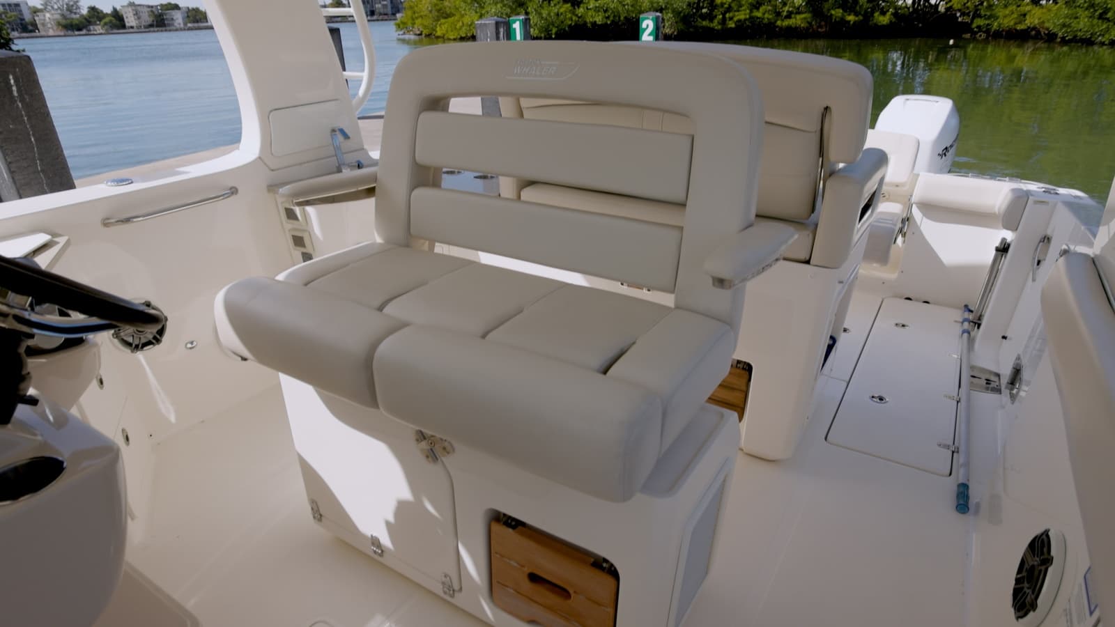2019 Boston Whaler 350 Realm