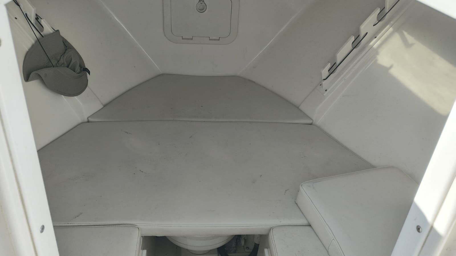 2001 Pursuit 2670 Cuddy Console