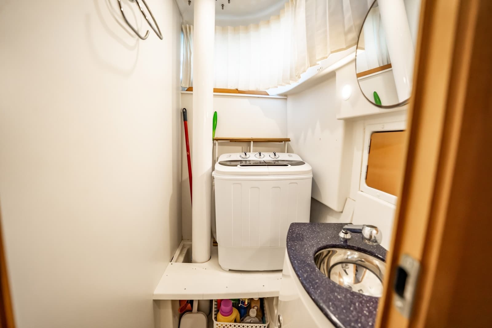 2005 Lagoon Power 43