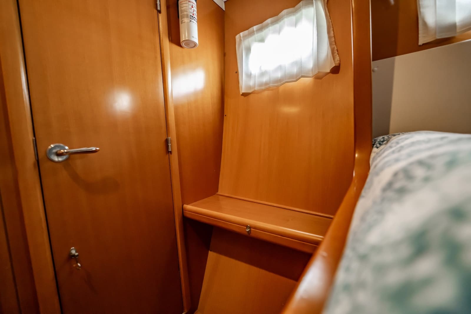 2005 Lagoon Power 43