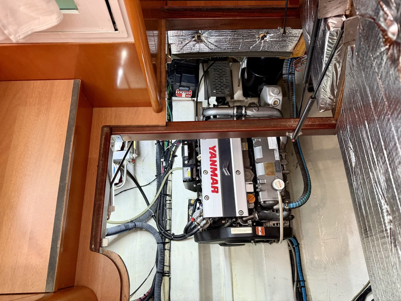 2005 Lagoon Power 43