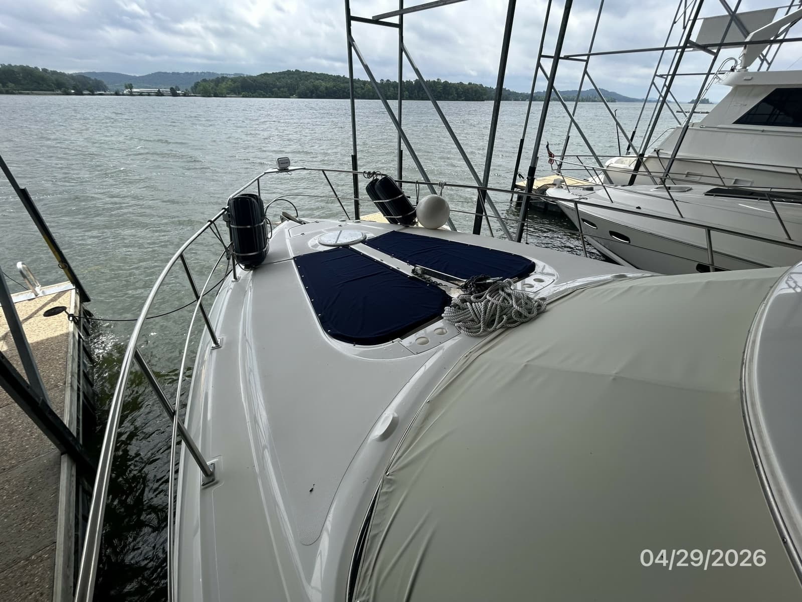 44' Cruisers foredeck1