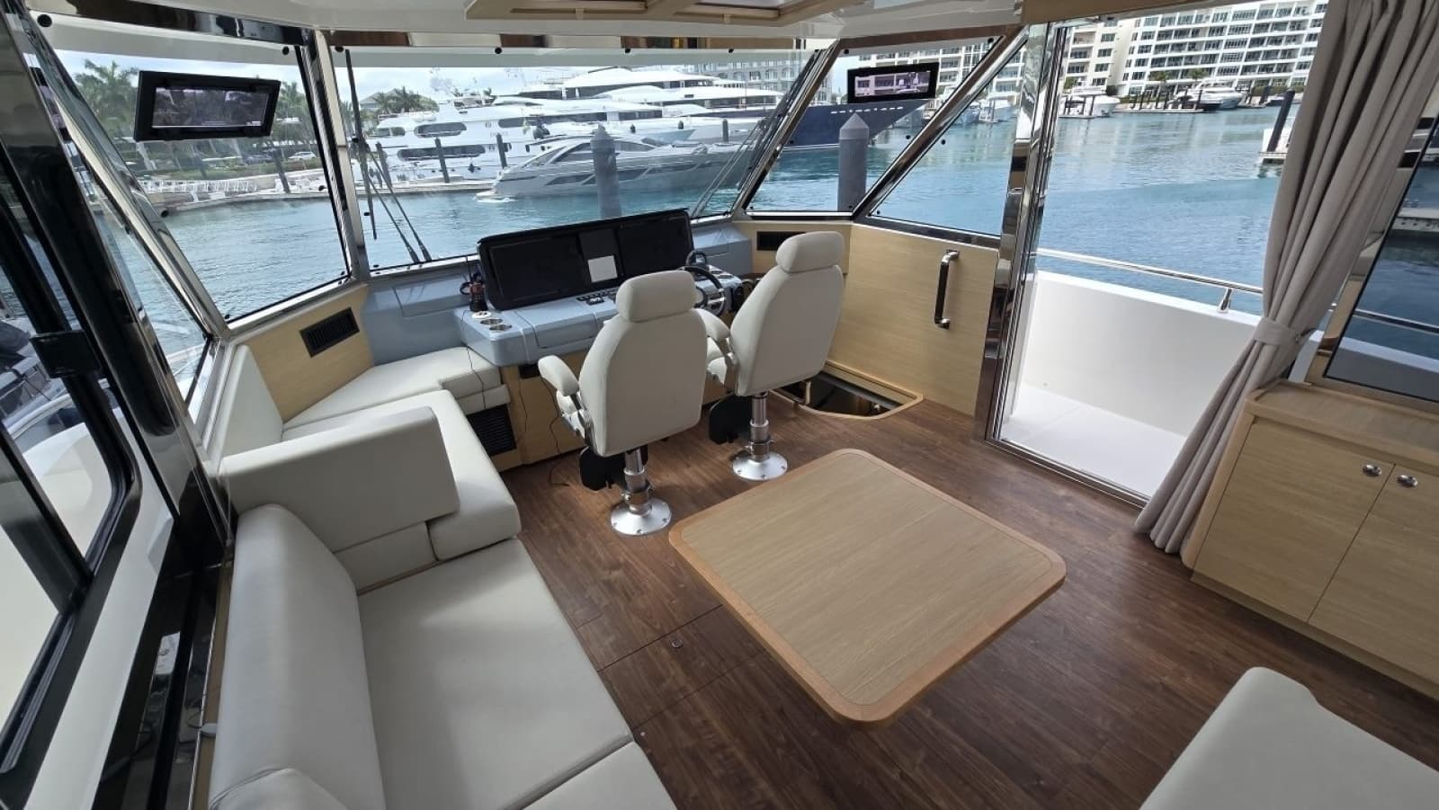 2025 Aquila 54 YACHT