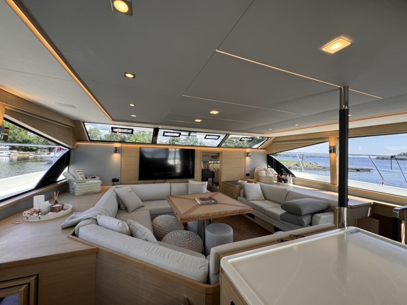 2024 Aquila 54 YACHT