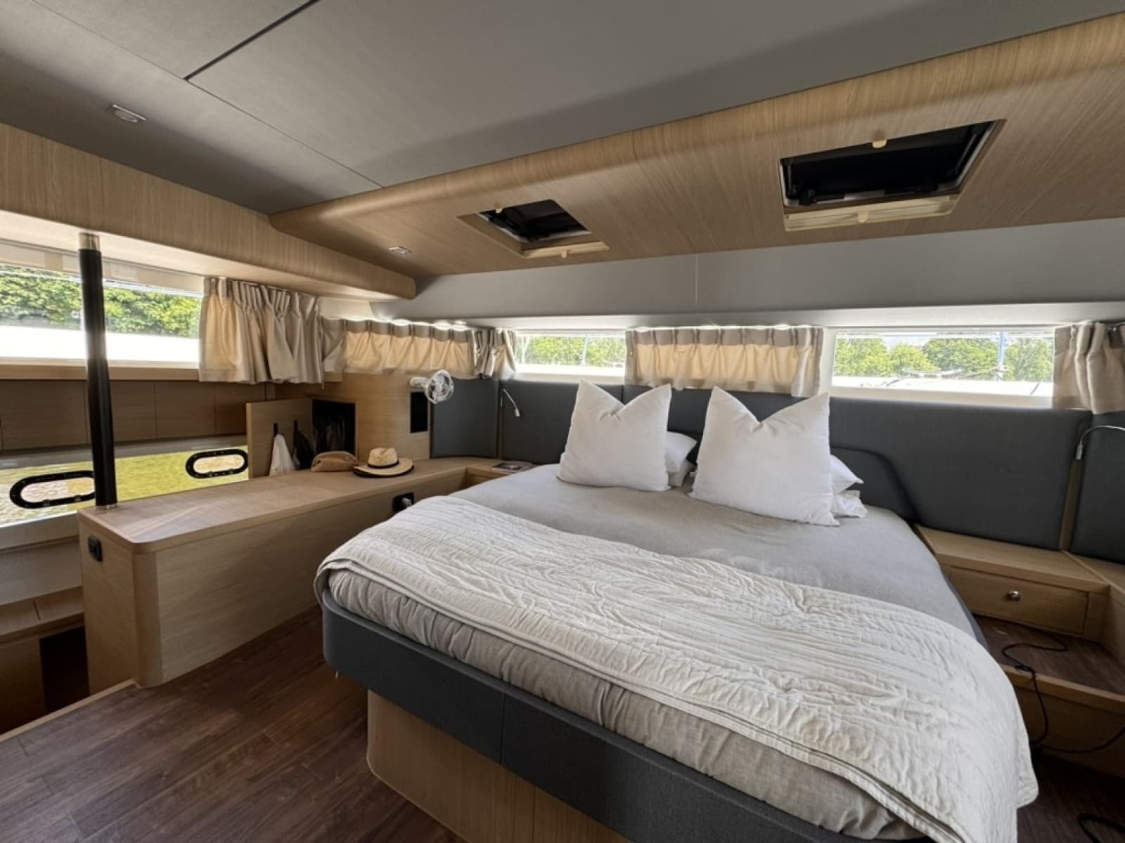 2024 Aquila 54 YACHT