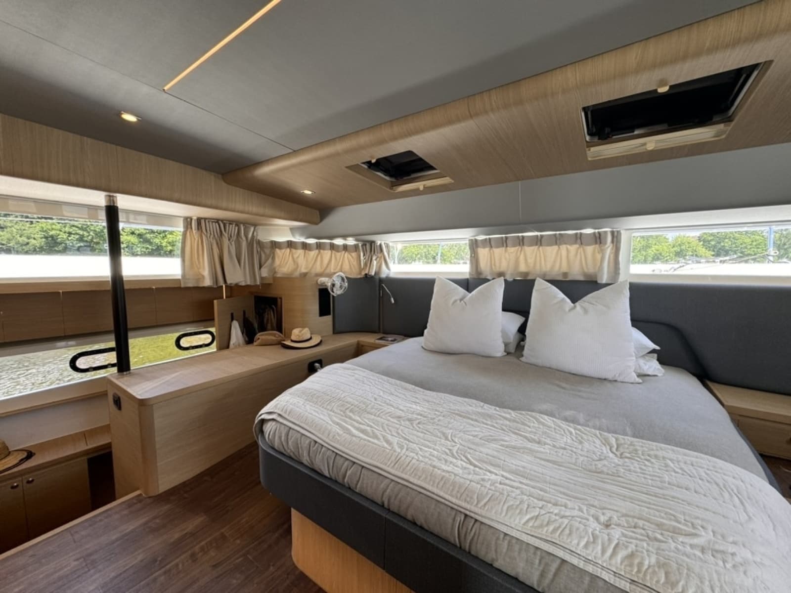 2024 Aquila 54 YACHT
