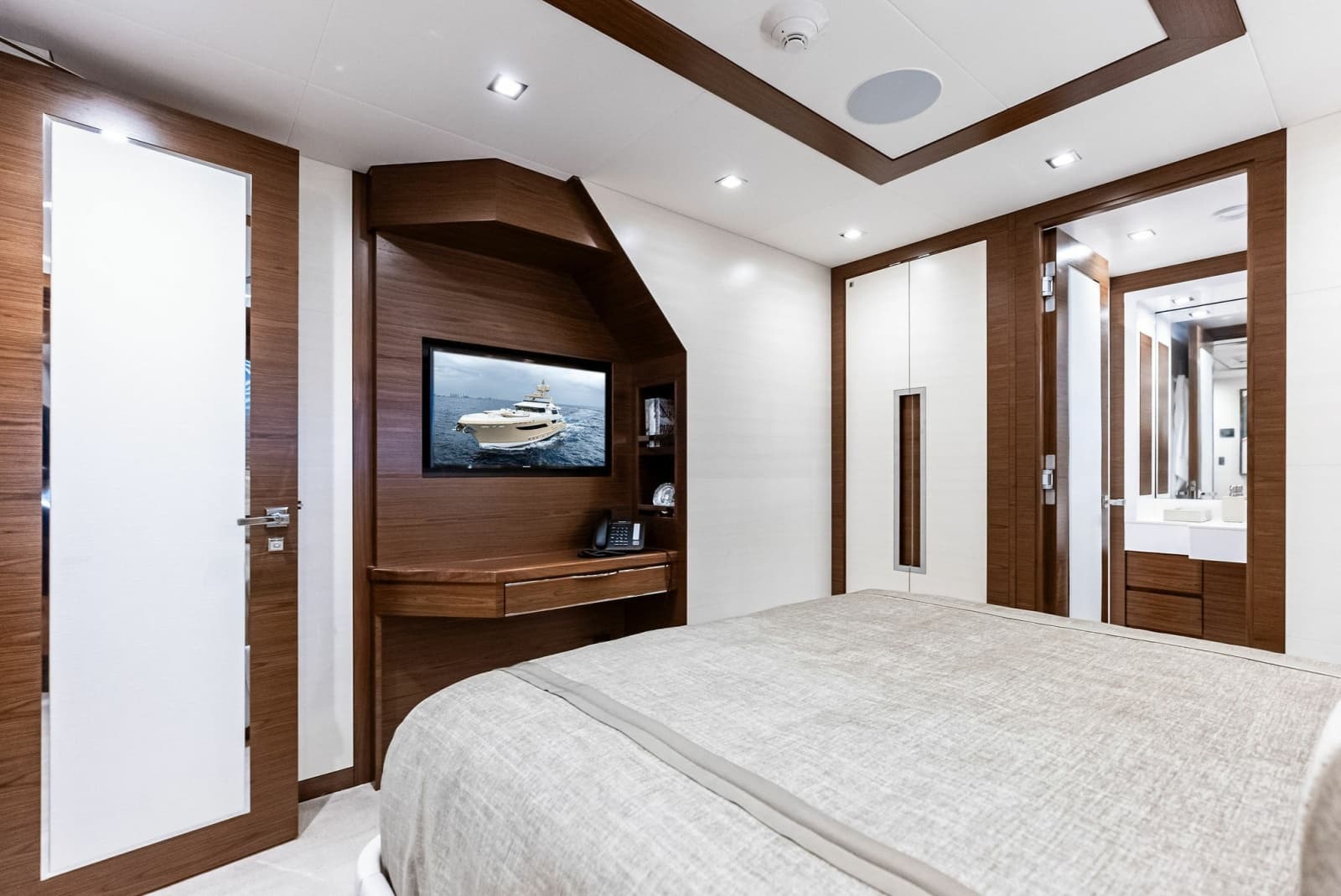 VIP guest cabin, inboard view