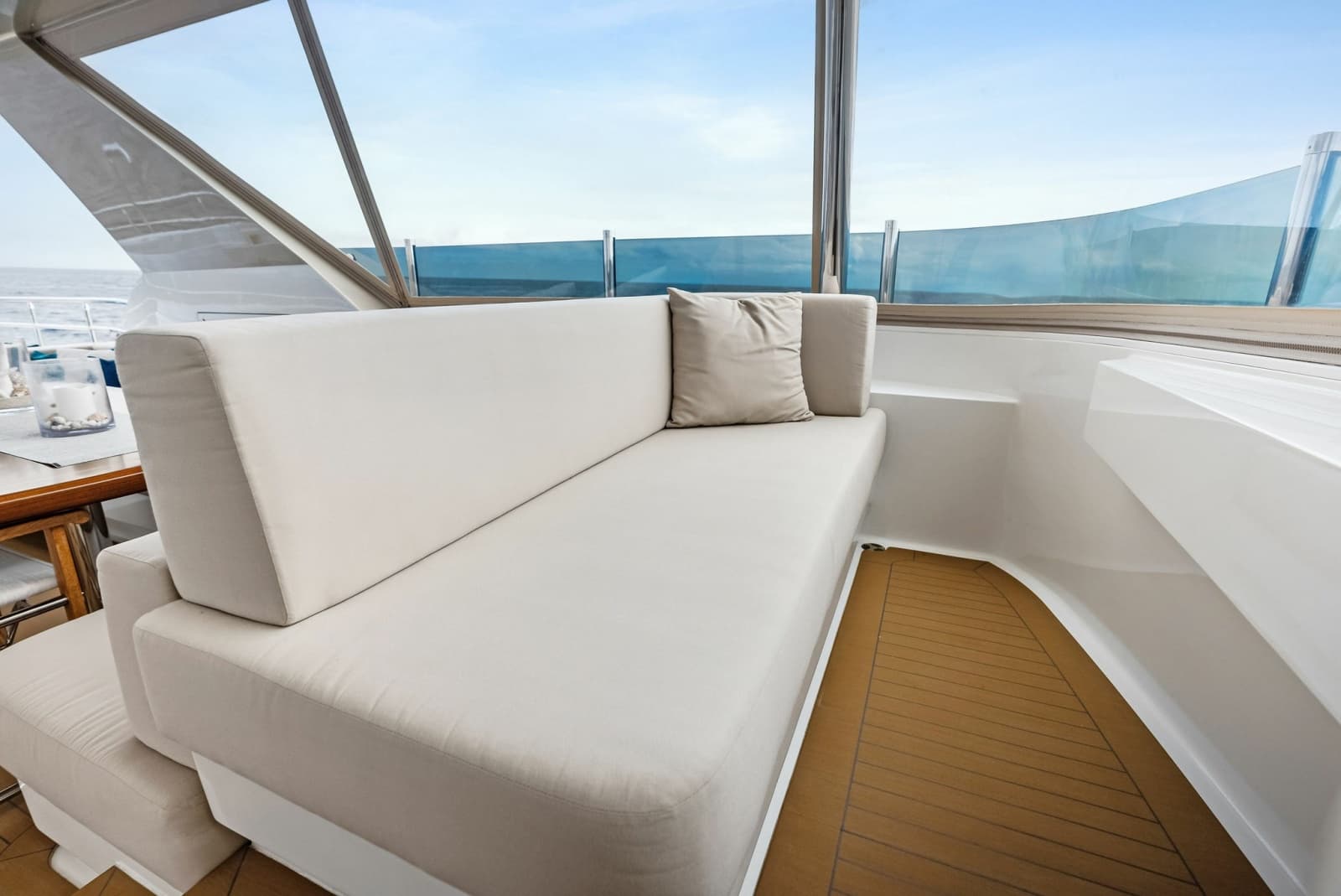 Flybridge companion lounge