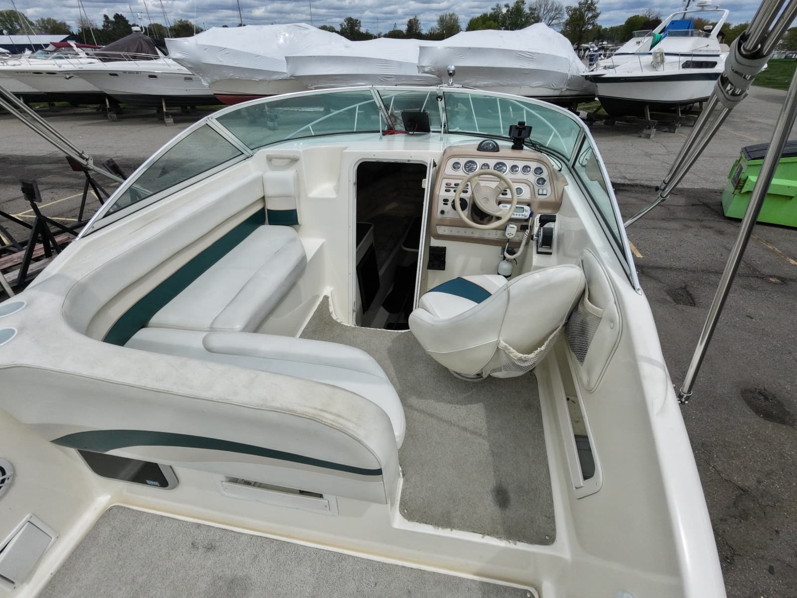 1998 Rinker 266 Fiesta Vee