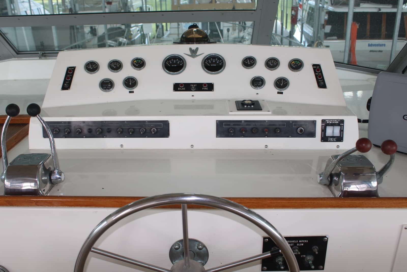 42 ft Bertram - Helm Station