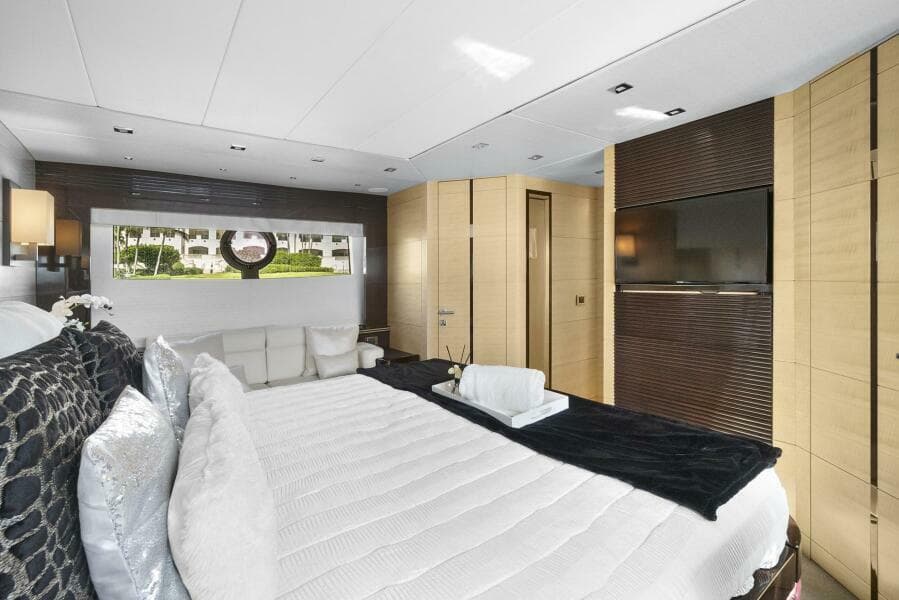 2016 Sunseeker Sport Yacht