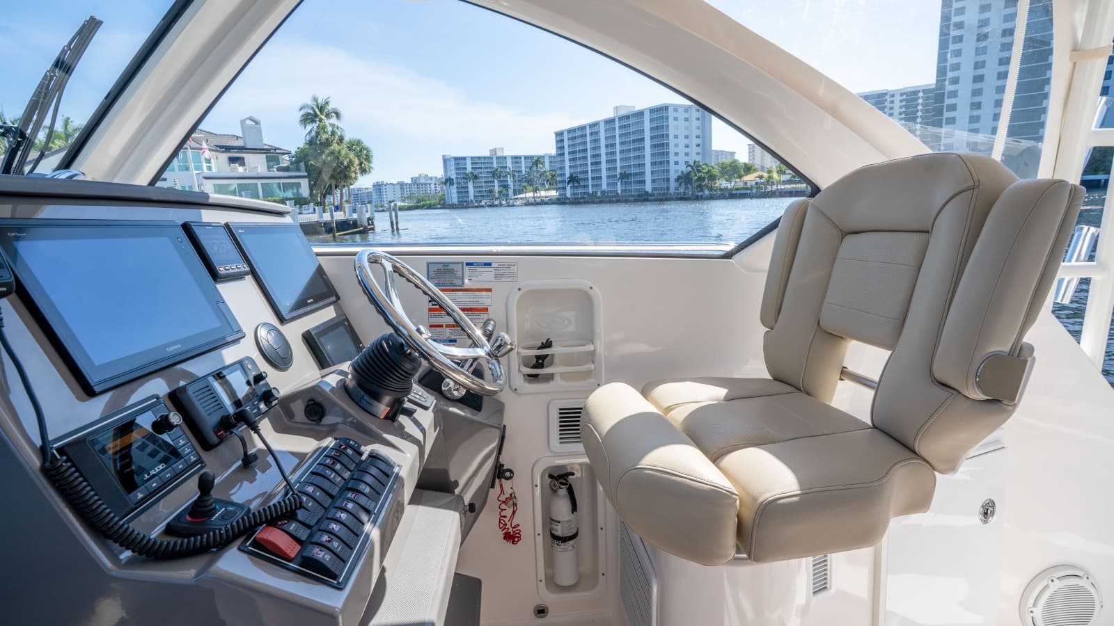 2018 Pursuit 325 OS