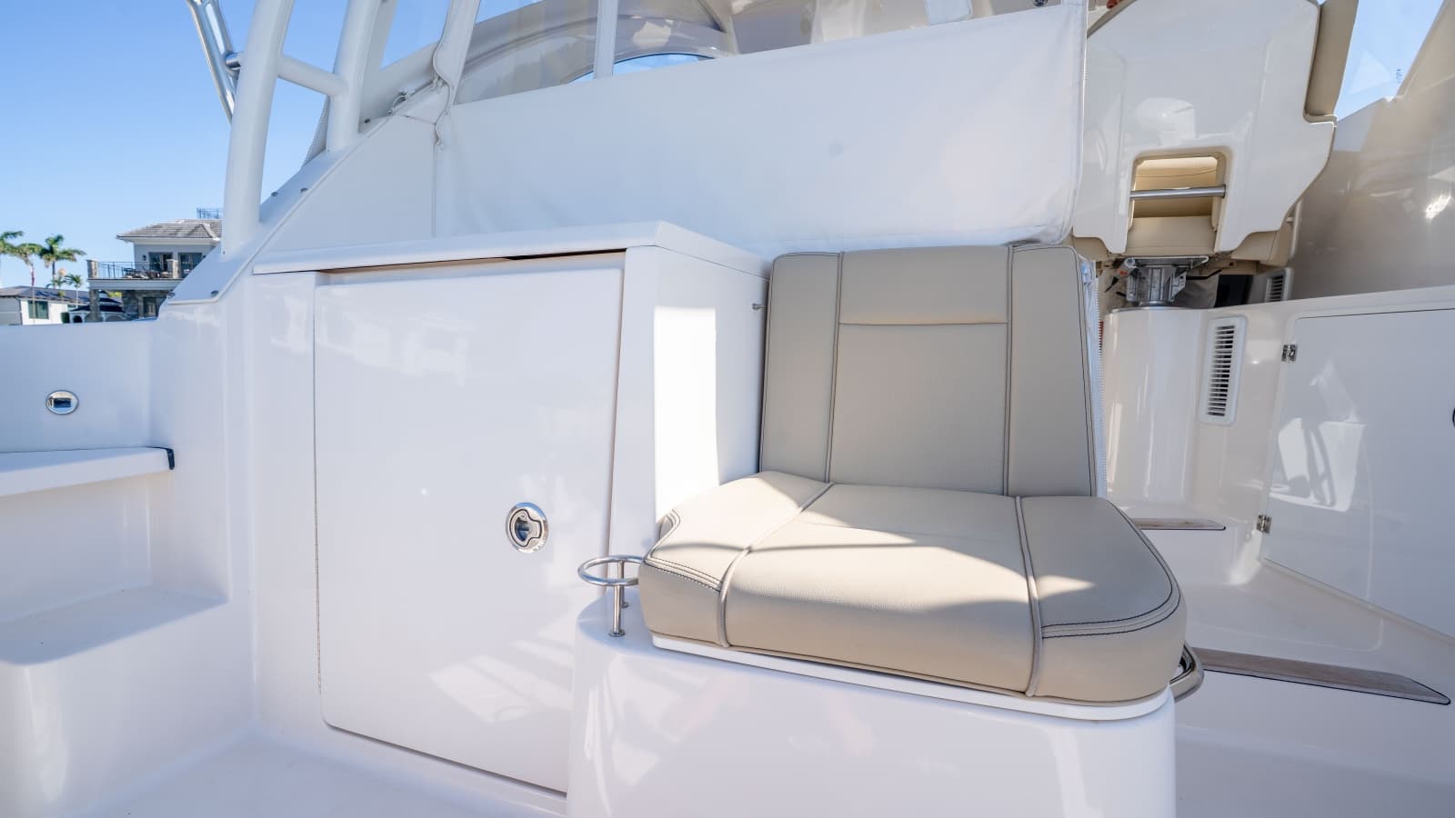 2018 Pursuit 325 OS