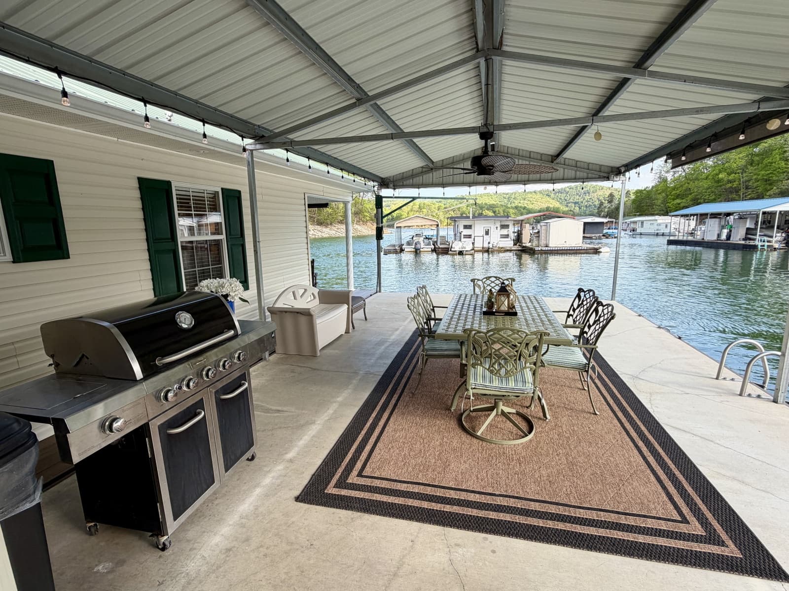 2002 Custom 20 x 53 Floating Cabin - Approx 999/sqft