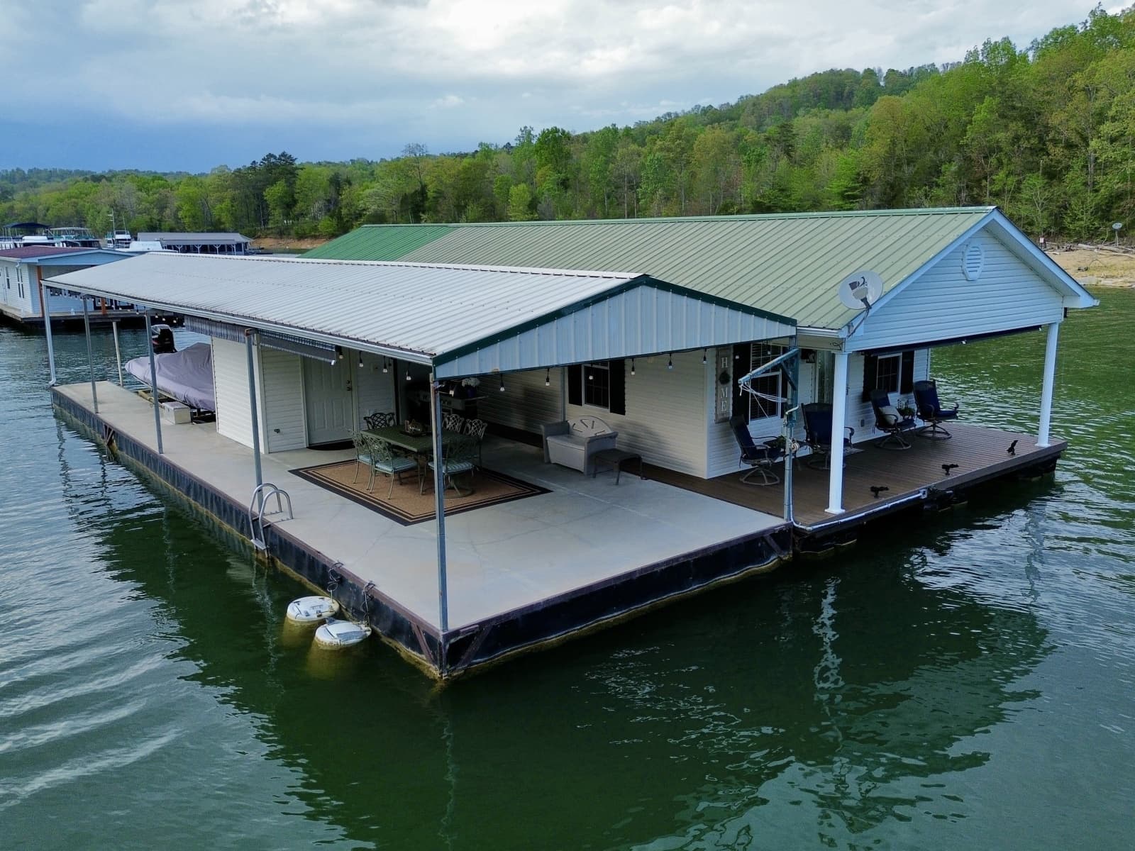 2002 Custom 20 x 53 Floating Cabin - Approx 999/sqft