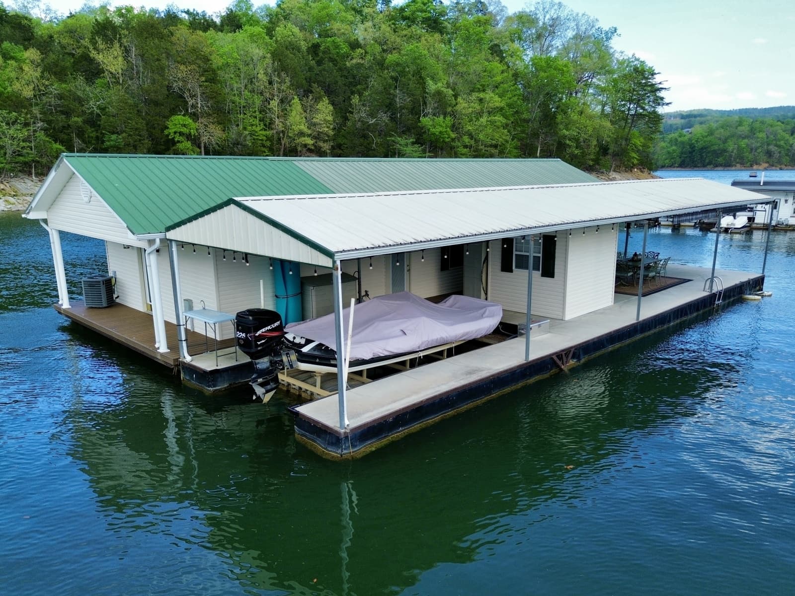 2002 Custom 20 x 53 Floating Cabin - Approx 999/sqft