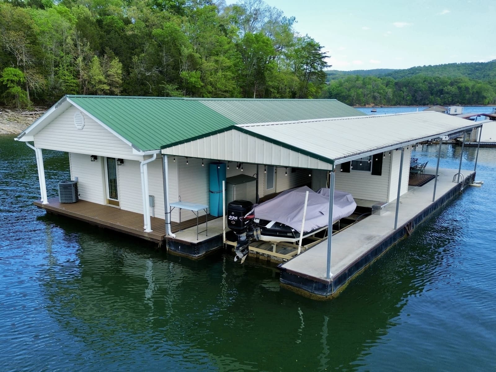2002 Custom 20 x 53 Floating Cabin - Approx 999/sqft
