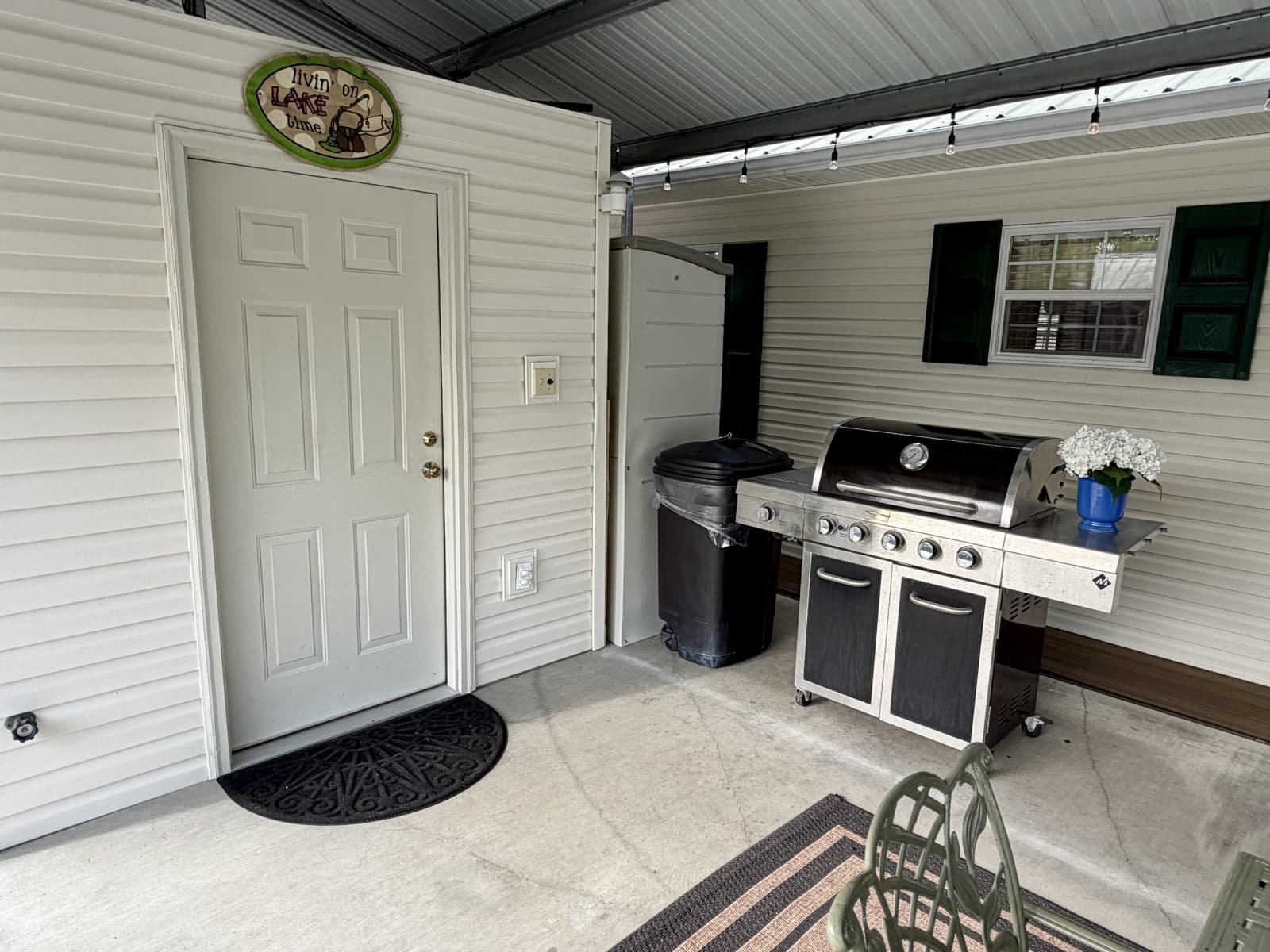 2002 Custom 20 x 53 Floating Cabin - Approx 999/sqft