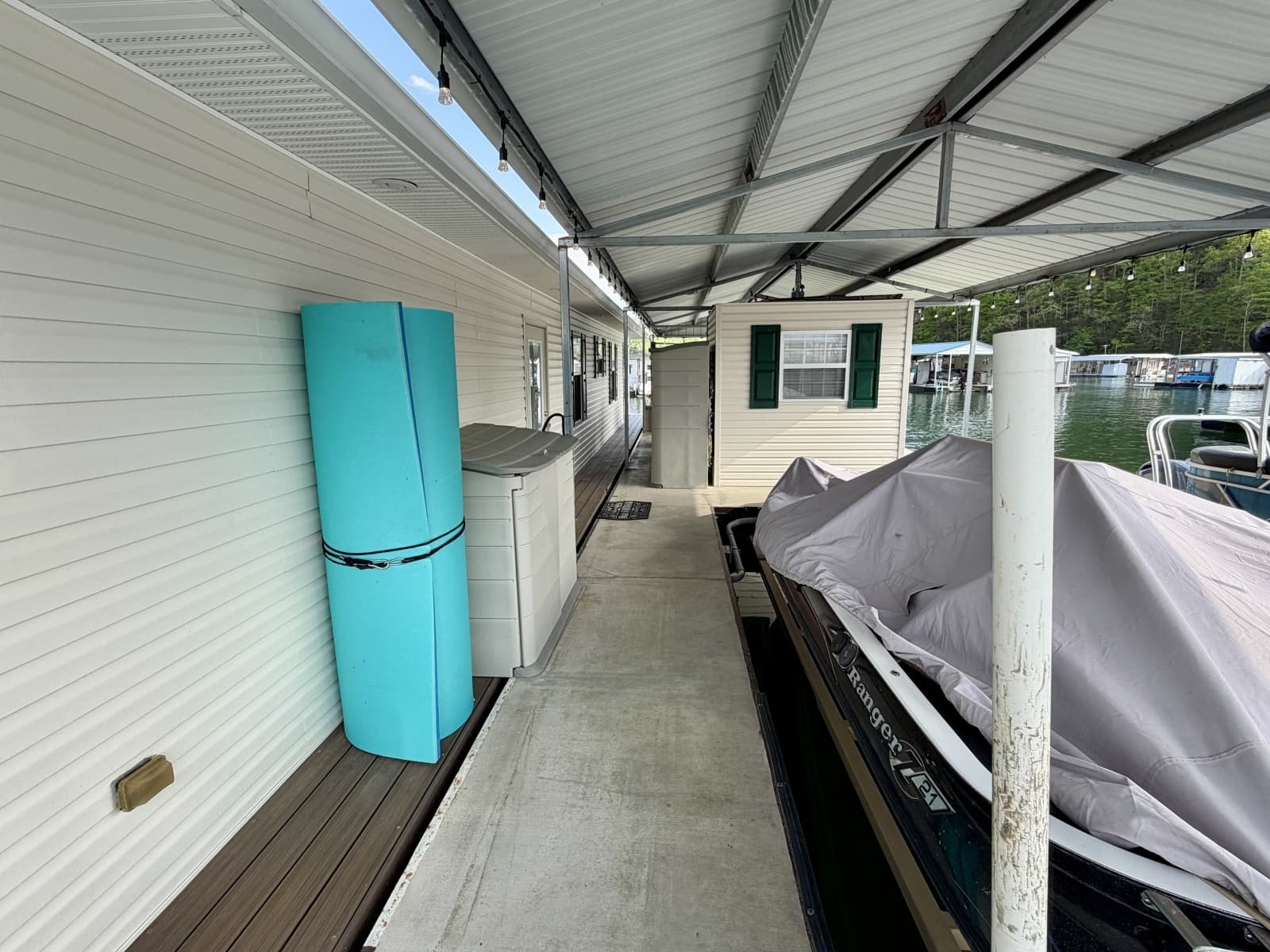 2002 Custom 20 x 53 Floating Cabin - Approx 999/sqft