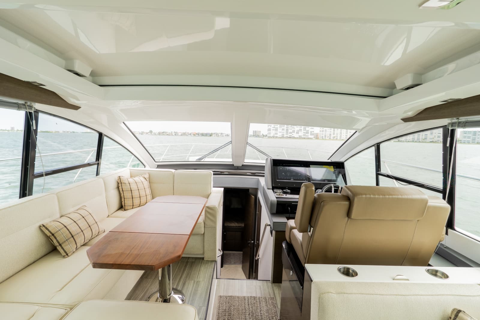 2018 Cruisers Yachts 50 CANTIUS