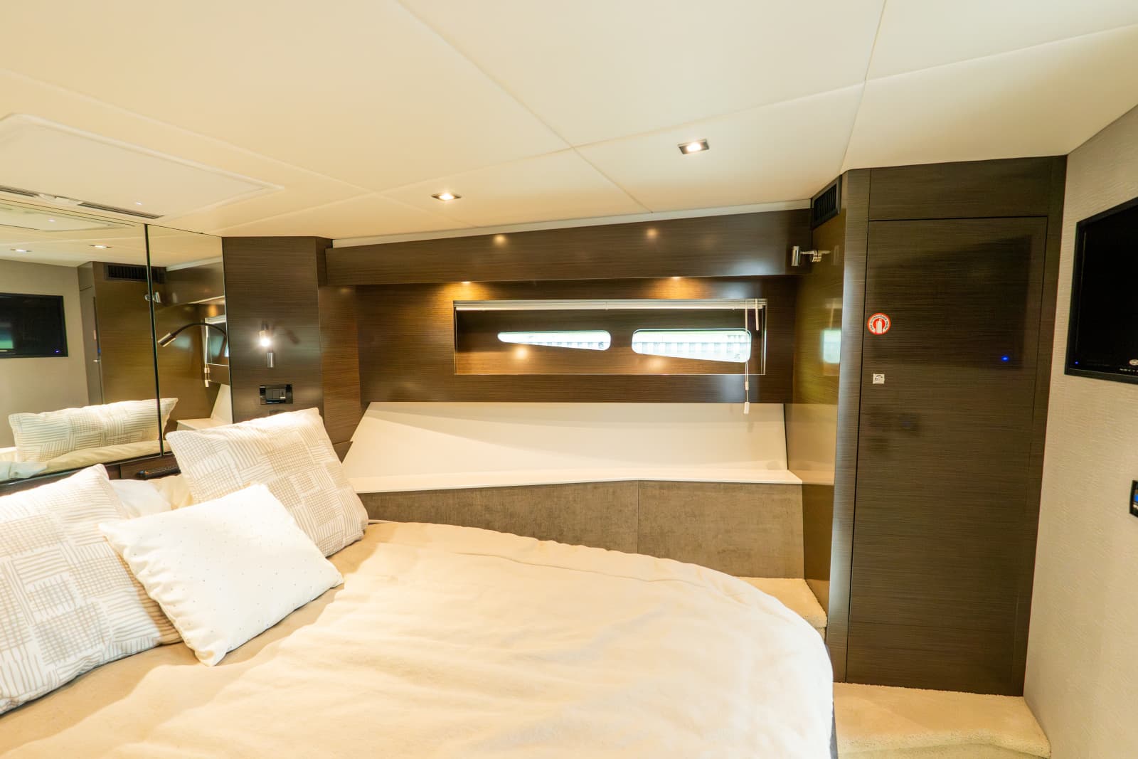 2018 Cruisers Yachts 50 CANTIUS