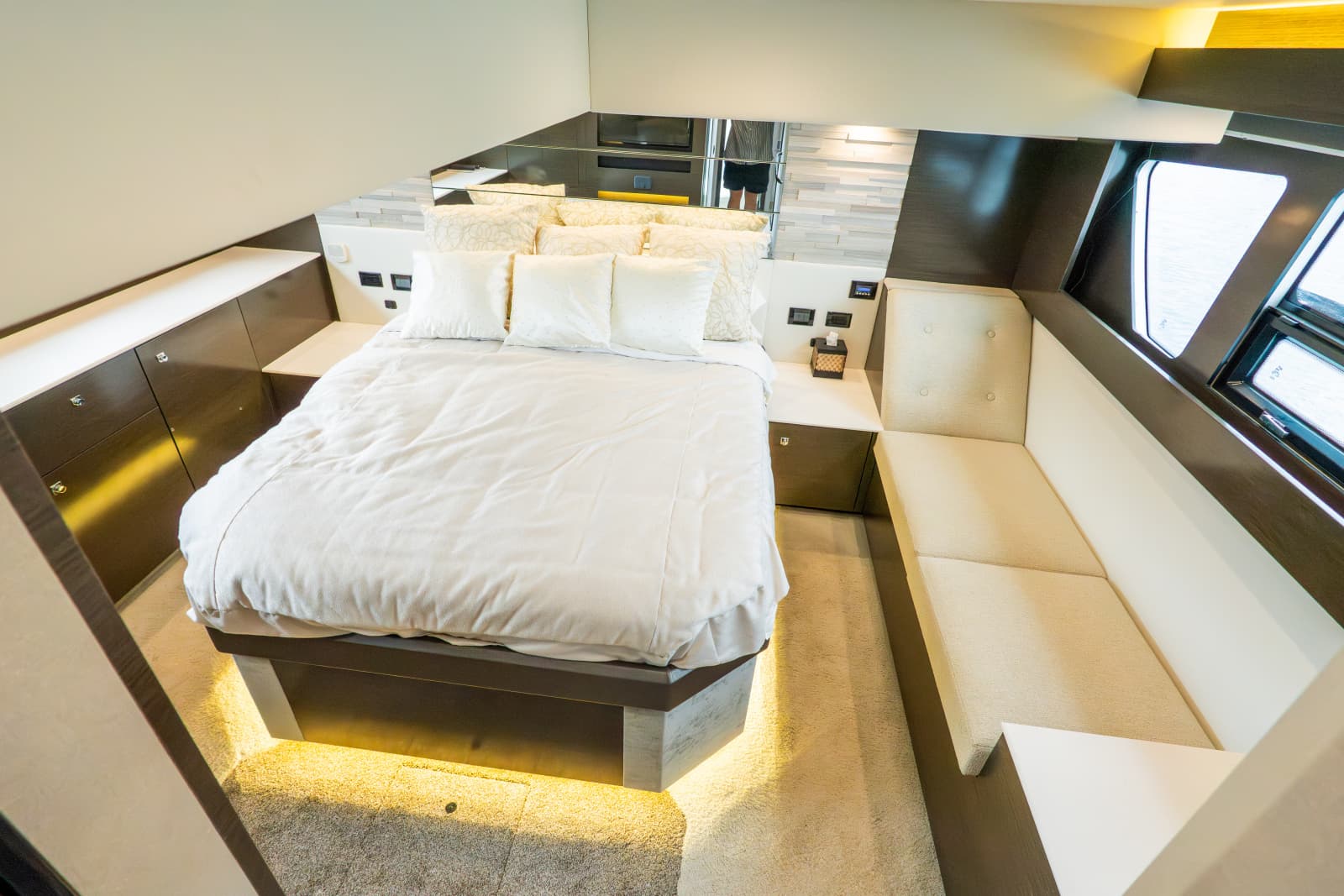 2018 Cruisers Yachts 50 CANTIUS