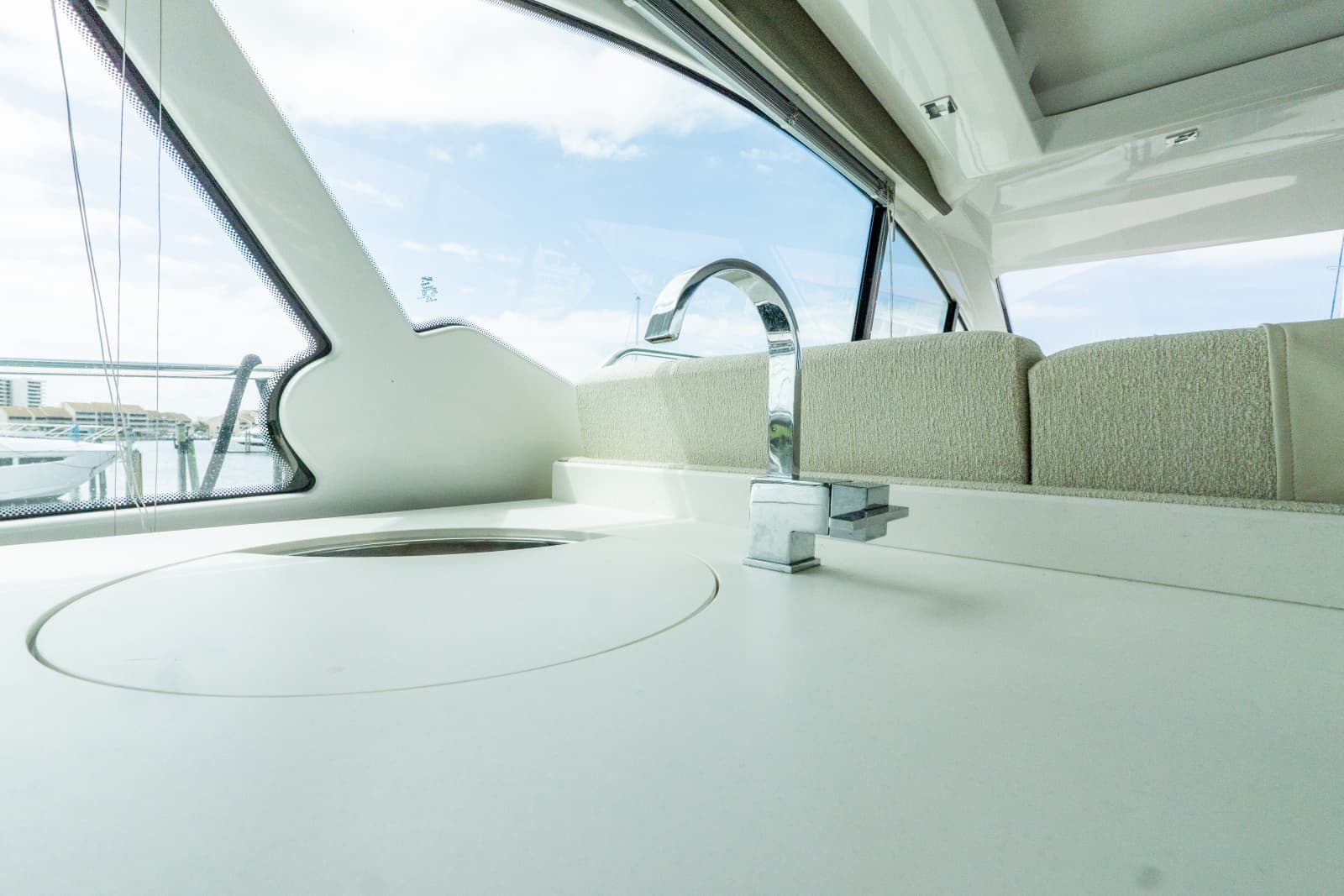 2018 Cruisers Yachts 50 CANTIUS