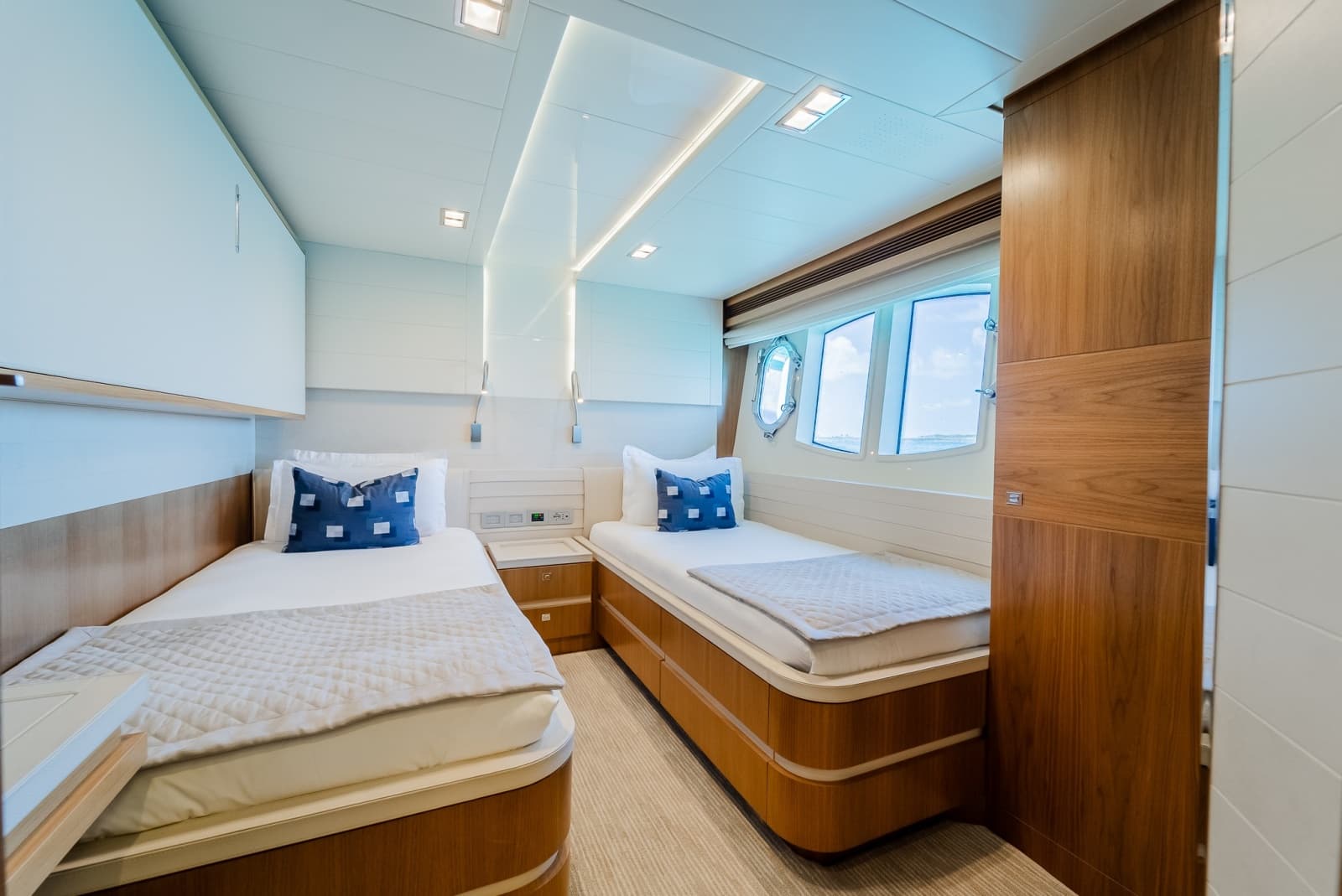 2012 Custom Line Raised Pilothouse