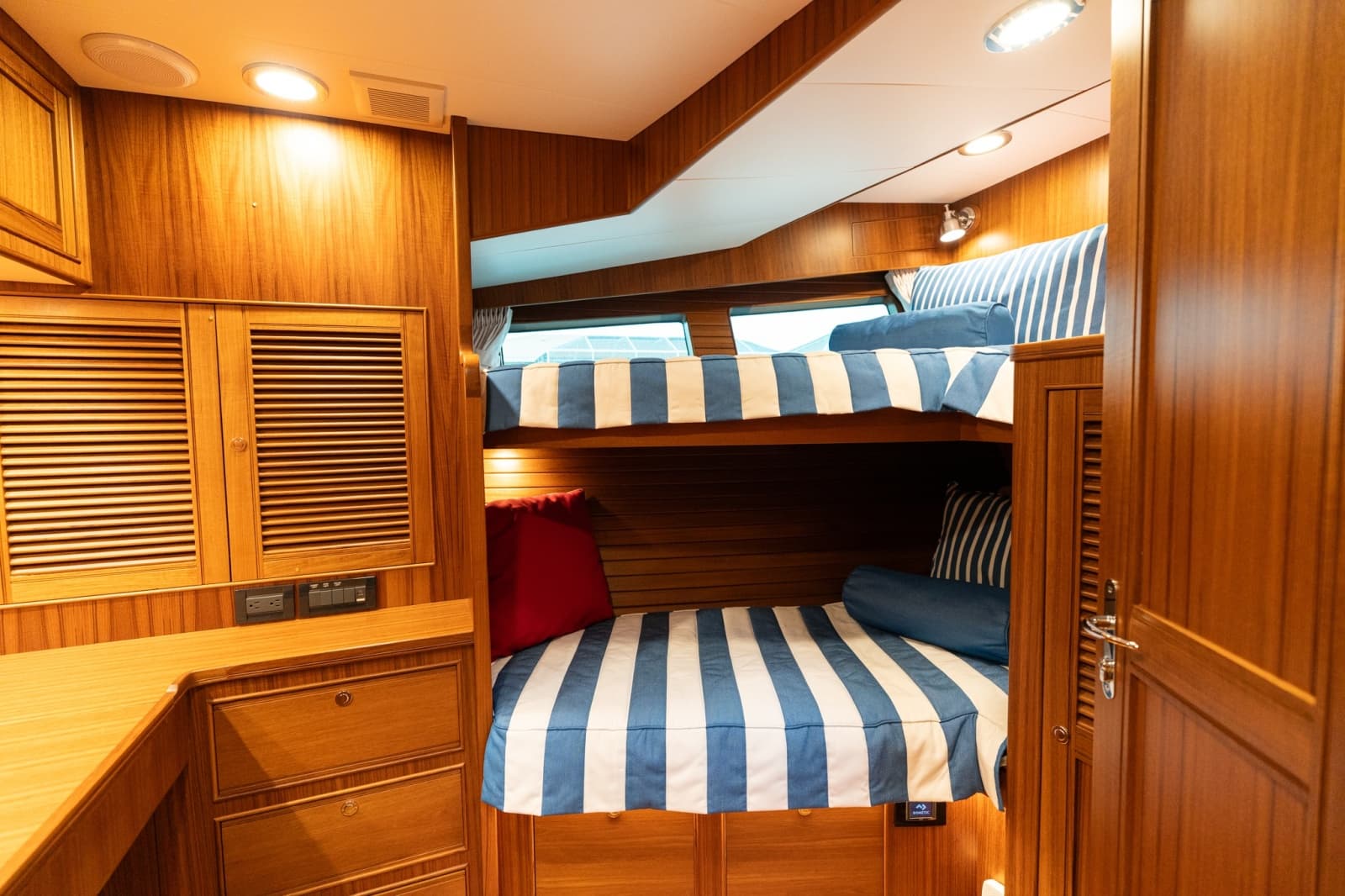 Port Guest Bunkroom Facing Port