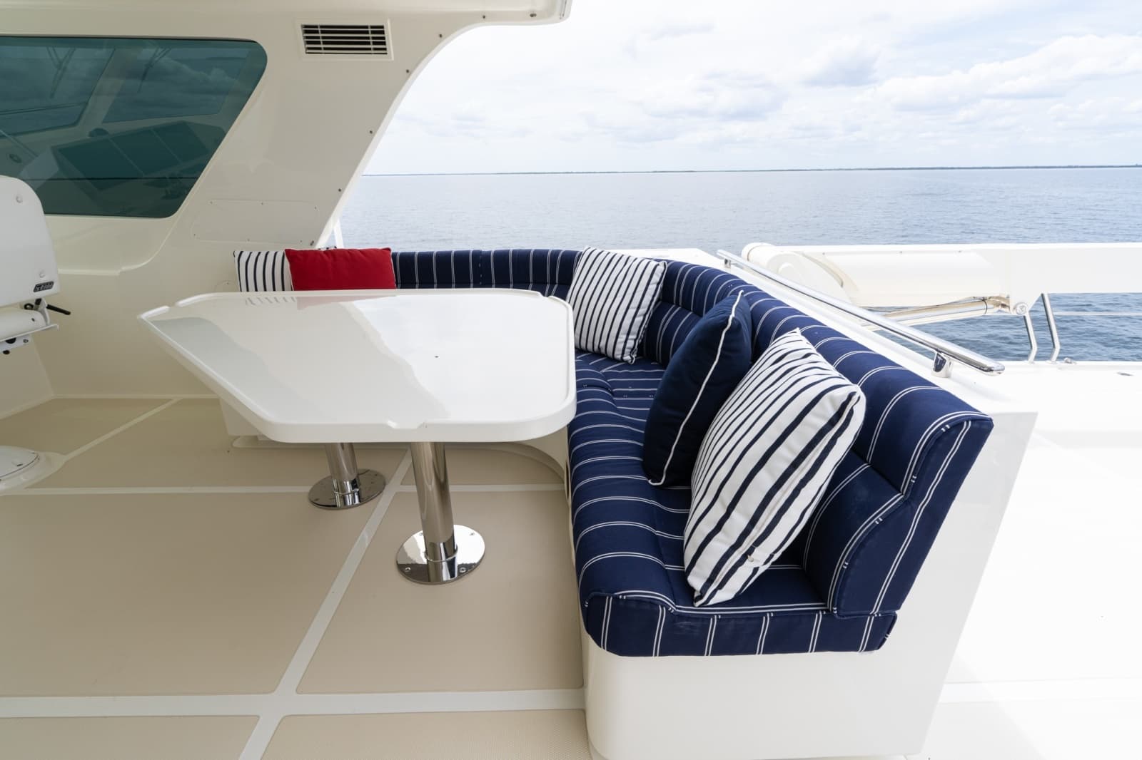 L-Settee Facing Stbd