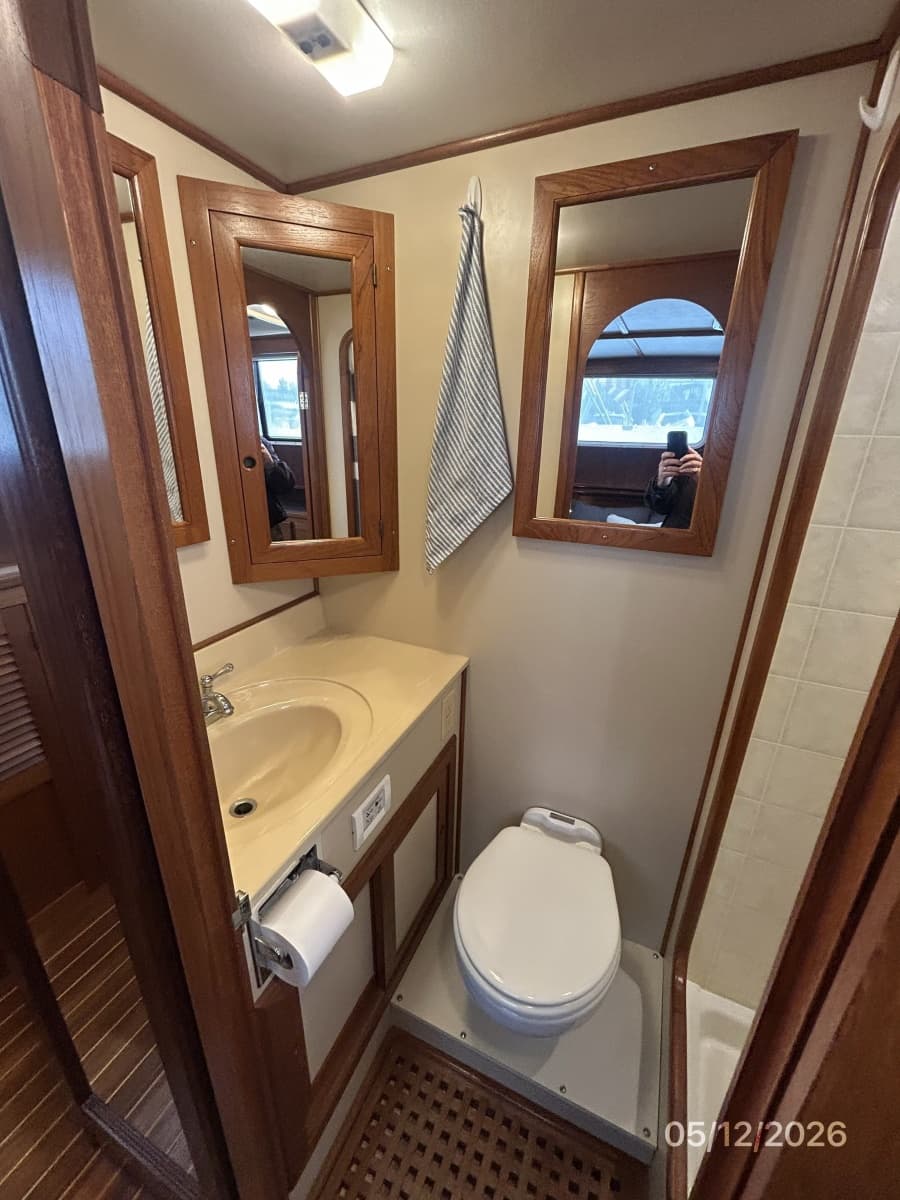 36' Monk master stateroom head